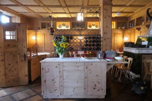 una cocina con una encimera con un jarrón de flores. en Hotel Franziskaner en Chur