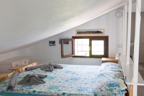 Un dormitorio con una cama con toallas. en Ulivo, en Quartu SantʼElena