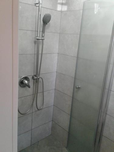 a shower stall with a glass door with a shower at הפנינה של צפת in Safed