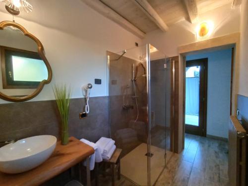 y baño con lavabo y ducha. en Le Zampolle B & B, en Colà di Lazise