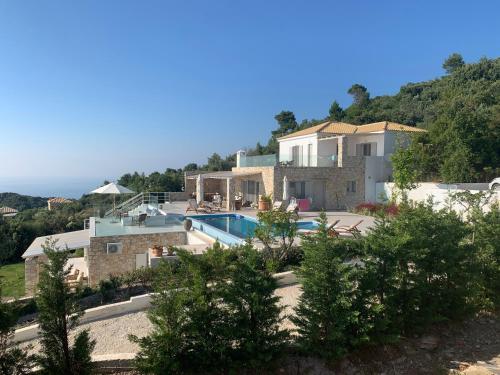 Villa Salina Luxury Pool Villa في Kechria: اطلالة على منزل مع مسبح