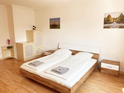 1 dormitorio con 1 cama con sábanas blancas en Sunny Apartment en Viena