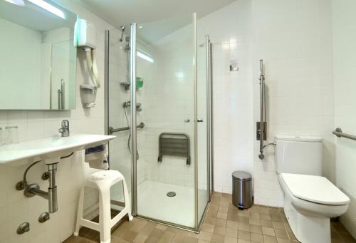 y baño con ducha, aseo y lavamanos. en Hotel Rural Izar Ondo, en Arbizu
