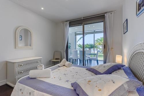 2 camas en un dormitorio con balcón en Villa Eleonora, Luxury Villa with Heated Pool Ocean View in Adeje, Tenerife, en Adeje