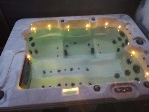 um modelo de uma ilha com luzes sobre ela em Nueva suite jacuzzi relax beach & mountain em Palamós