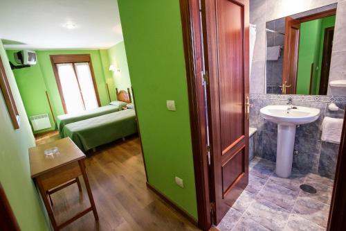 Ett badrum på Pension Monteverde