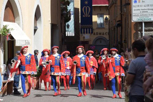a group of people walking down a street at Casa vacanze Da Anastasia in Orvieto