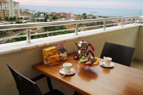 トラブゾンにあるZenofon Residence Trabzonのテーブル(食べ物、コーヒー付)