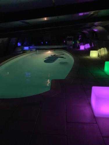 Bazén v ubytování Chambre luxe spa nebo v jeho okolí