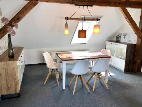 a dining room with a table and chairs at Ferienapartments Spreewaldwiesen in Vetschau