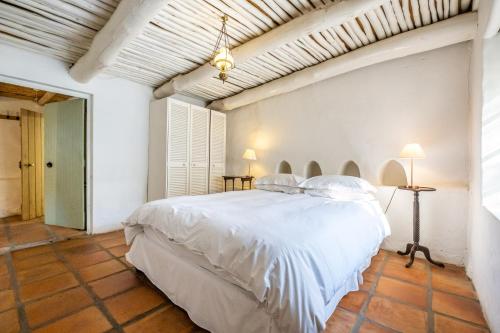sypialnia z dużym białym łóżkiem w pokoju w obiekcie Natte Valleij w mieście Klapmuts