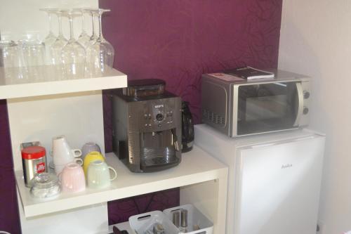 a kitchen with a microwave and a toaster oven at Cozy apartment Dana in Frickenhausen