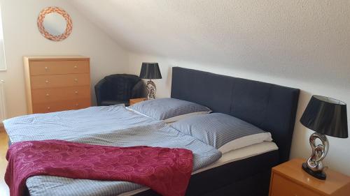 una camera da letto con un letto con una coperta viola sopra di Ferienwohnung Wichmannsberg a Hameln