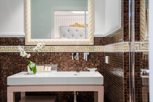 Grand Hotel Gallia tesisinde bir banyo