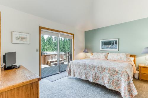 Ένα ή περισσότερα κρεβάτια σε δωμάτιο στο Hickory Lane 16 | Discover Sunriver