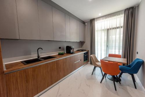 a kitchen with a sink and a table and chairs at Vila Time Olimp in Olimp