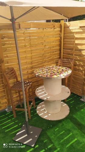 a table with sprinkles on it sitting on the grass at Appartement tout confort au calme avec jacuzzi in Mouguerre