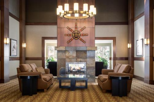 Lobby o reception area sa Glacier Lodge