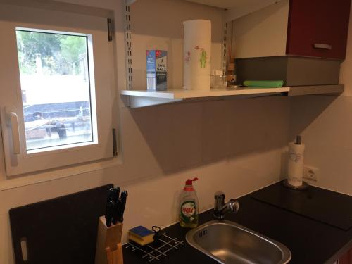 a kitchen counter with a sink and a window at Sportboot Zander in Bornheim