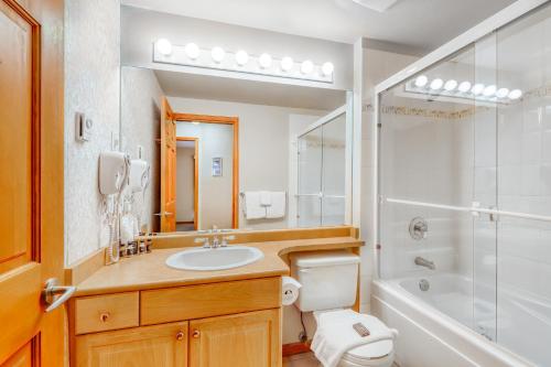 La salle de bains est pourvue d'un lavabo, d'une douche et de toilettes. dans l'établissement Lagoons at Stoney Creek, à Whistler