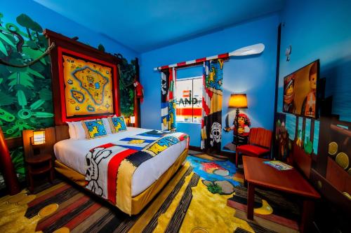 ウィンターヘイブンにあるLEGOLAND® Florida Resortの青い壁のベッドルーム1室、ベッド1台が備わります。