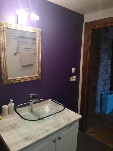 une salle de bain avec un lavabo et un miroir dans l'établissement Maison atypique à Cordes-Sur-Ciel 2 chambres, à Cordes-sur-Ciel