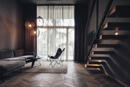 salon z kanapą i krzesłem w obiekcie Hotel Gerl w mieście Salzburg