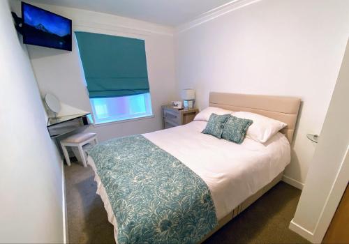 una piccola camera con letto e finestra di The Lochend Residence a Edimburgo