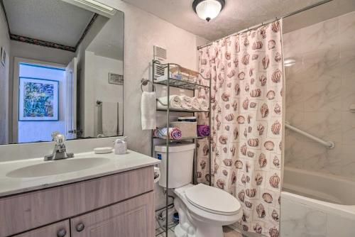 Ένα μπάνιο στο Oceanfront Daytona Beach Studio with Balcony