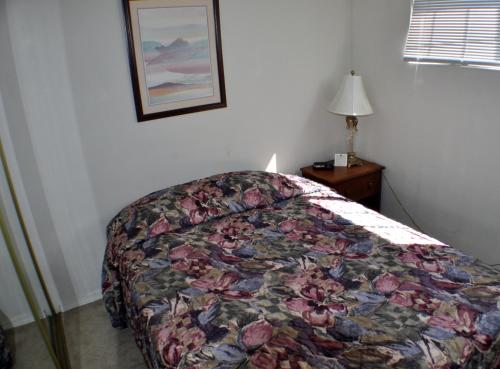 a bedroom with a bed with a floral bedspread at Uptown Inn in Port Angeles