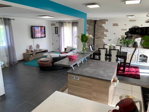 un salon avec un canapé et une table dans l'établissement Chambre luxe spa, à Moëlan-sur-Mer