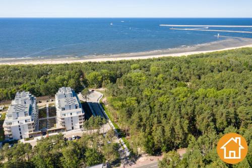 an aerial view of a building next to a beach at Apartamenty ApartPark - visitopl in Świnoujście