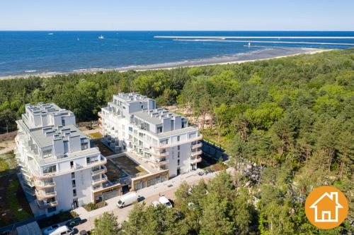an aerial view of a building next to the beach at Apartamenty ApartPark - visitopl in Świnoujście
