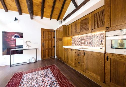 eine Küche mit Holzschränken und einem roten Teppich in der Unterkunft ~CHOCOLAT~ Unique place in an individual house in Toledo