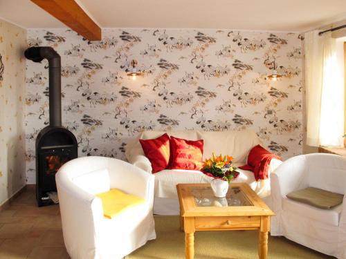 TribbevitzにあるHoliday Home Tribbevitz by Interhomeのリビングルーム(ソファ、薪ストーブ付)