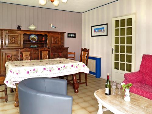 トレガステルにあるHoliday Home Les Cormorans by Interhomeのリビングルーム(テーブル、赤い椅子付)