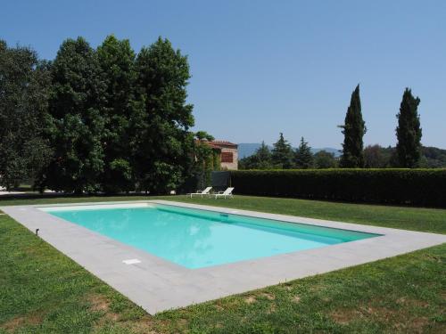 een zwembad in het midden van een tuin bij Il Nido in Lucca