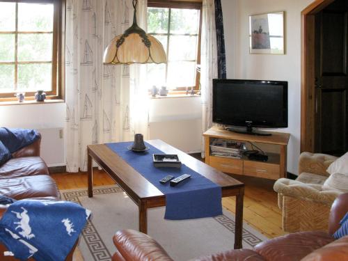 Apartment Stegeborg Norrkrog by Interhome في Norrkrog: غرفة معيشة مع تلفزيون وطاولة قهوة