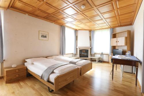 Niederuzwil的住宿－hotel löwen，一间卧室配有一张床和一张书桌