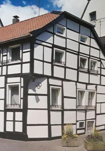a black and white building with a face painted on it at Historisch übernachten Brinkerplatz 3 in Essen