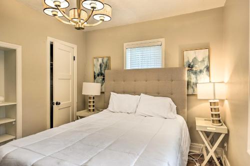 En eller flere senge i et værelse på Updated Lexington Apartment Near Downtown, UK!
