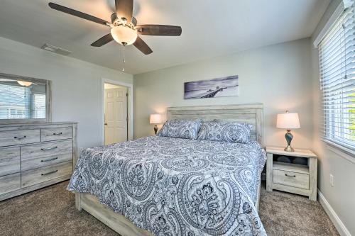 Voodi või voodid majutusasutuse Retreat with BBQ and Balcony 1 Block to Boardwalk! toas