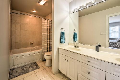 Vannituba majutusasutuses Retreat with BBQ and Balcony 1 Block to Boardwalk!