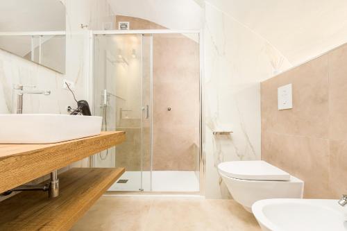 比通托的住宿－Arco Gentile，浴室配有卫生间、盥洗盆和淋浴。