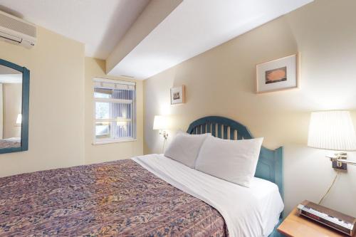 Postel nebo postele na pokoji v ubytování Marketplace Lodge