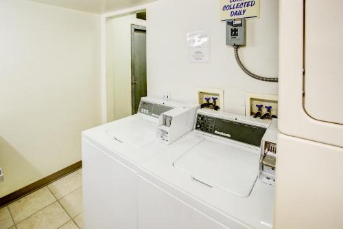 una lavadora en una habitación con un cartel en la pared en Marketplace Lodge, en Whistler