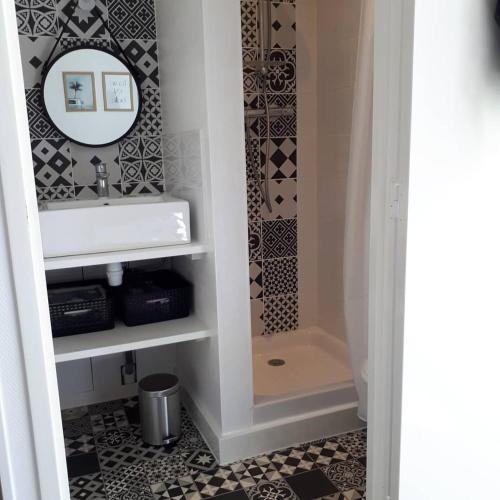 une salle de bain avec un lavabo et une douche dans l'établissement STUDIO ENTRE PLAGE ET PORT, à Les Sables-dʼOlonne