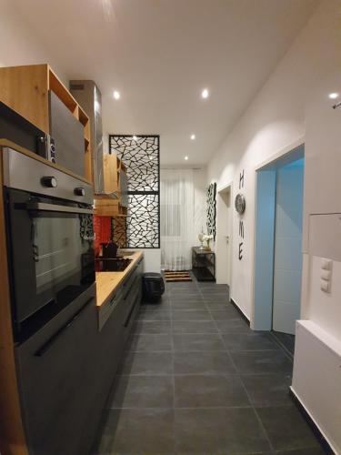 uma cozinha com um grande forno e piso em azulejo em Design Apartment Favoritenstraße 147 em Viena