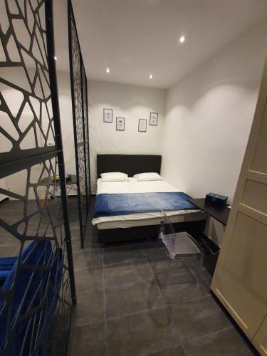 a bedroom with a bed and a ladder in it at Design-Apartment mit Klimaanlage & Top-Anbindung an der U1 in Vienna