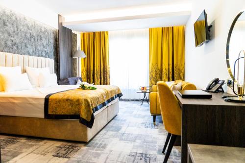 um quarto de hotel com uma cama e uma secretária em Hotel Pasha em Mostar